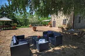 Lush Farmhouse in Umbertide With Pool