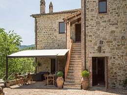 Lush Farmhouse in Umbertide With Pool