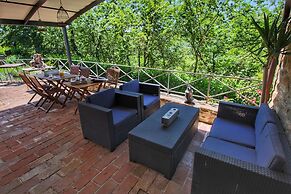 Lush Farmhouse in Umbertide With Pool