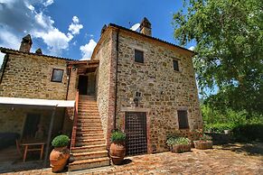 Lush Farmhouse in Umbertide With Pool