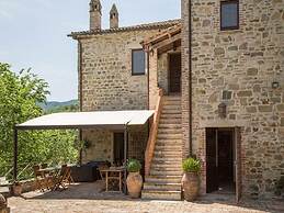 Lush Farmhouse in Umbertide With Pool