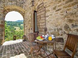 Lush Farmhouse in Umbertide With Pool