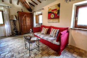 Lush Farmhouse in Umbertide With Pool