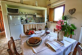 Lush Farmhouse in Umbertide With Pool
