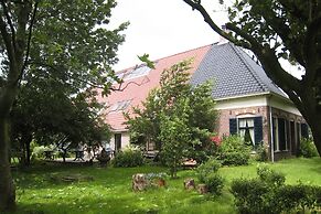 Authentic Farmhouse in Pingjum With Hot Tub