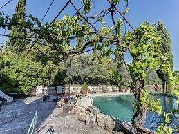 Charming Cottage in Oppede Amidst Vineyards