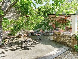 Charming Cottage in Oppede Amidst Vineyards