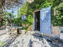 Charming Cottage in Oppede Amidst Vineyards