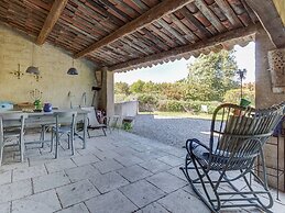 Charming Cottage in Oppede Amidst Vineyards