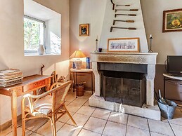 Charming Cottage in Oppede Amidst Vineyards