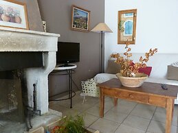 Charming Cottage in Oppede Amidst Vineyards