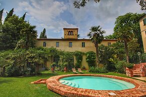 Expensive Villa With Tennis Court in Sinalunga