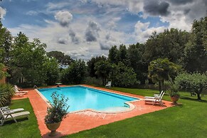 Expensive Villa With Tennis Court in Sinalunga