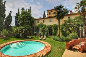 Expensive Villa With Tennis Court in Sinalunga