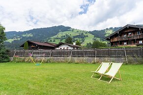 Central Apartment With Balcony, Terrace, Garden, Deckchairs