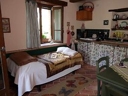 Cozy Apartment With Garden, Patio, Storage, Deckchairs, BBQ