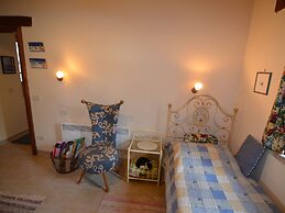 Cozy Apartment With Garden, Patio, Storage, Deckchairs, BBQ