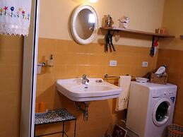 Cozy Apartment With Garden, Patio, Storage, Deckchairs, BBQ