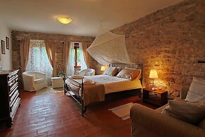 Spacious Villa With Pool in Fabriano Italy