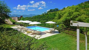 Spacious Villa With Pool in Fabriano Italy