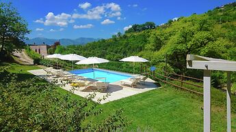 Spacious Villa With Pool in Fabriano Italy