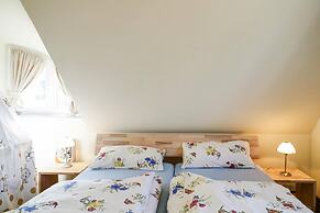 Holiday House Nightingale, Glowe