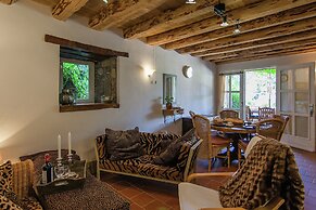 Romantic Cottage With Shared Swimming Pool