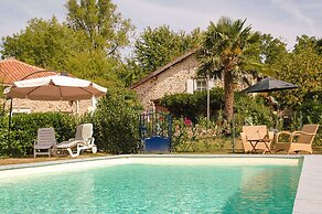 Romantic Cottage With Shared Swimming Pool