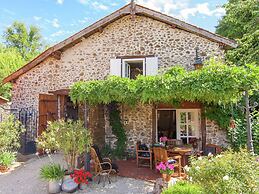 Romantic Cottage With Shared Swimming Pool