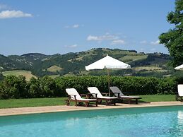Nice Apartment With Pool and Beautiful Garden