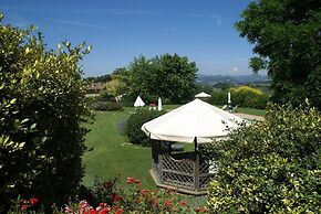 Nice Apartment With Pool and Beautiful Garden