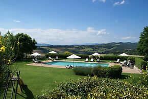 Nice Apartment With Pool and Beautiful Garden