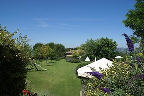 Nice Apartment With Pool and Beautiful Garden