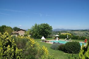Nice Apartment With Pool and Beautiful Garden