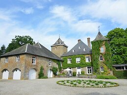 Delightful Castle in Bastogne With Bubble Bath