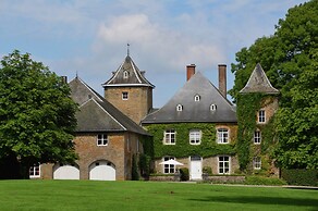 Delightful Castle in Bastogne With Bubble Bath