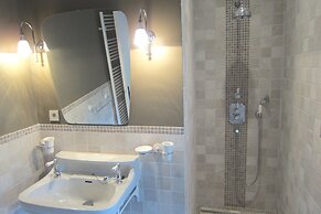 Delightful Castle in Bastogne With Bubble Bath