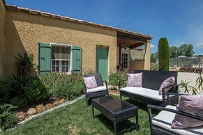 Attractive Holiday Home With Shared Pool in the Luberon