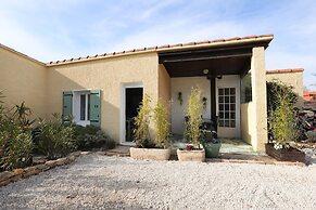 Attractive Holiday Home With Shared Pool in the Luberon