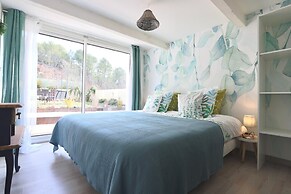 Attractive Holiday Home With Shared Pool in the Luberon