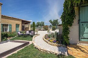 Attractive Holiday Home With Shared Pool in the Luberon