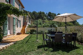 Attractive Holiday Home With Shared Pool in the Luberon