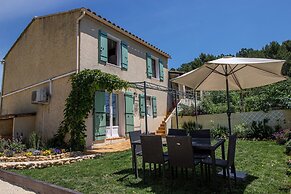 Attractive Holiday Home With Shared Pool in the Luberon