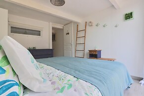 Attractive Holiday Home With Shared Pool in the Luberon