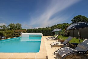 Attractive Holiday Home With Shared Pool in the Luberon