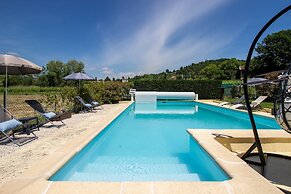 Attractive Holiday Home With Shared Pool in the Luberon