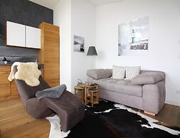 Apartment House Calmsailing, Borgerende