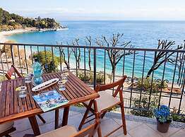 Splendid Beachfront Medveja Apartments