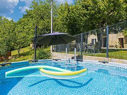 Tranquil Holiday Home in Soturac With Pool