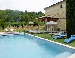 Charming Holiday Flat With Shared Pool, Malaucene